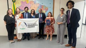 Integrantes da RedeNEC entregam ao Ministério da Educação um documento com diretrizes para a criação de um Programa Nacional em Educação Cidadã. Março de 2024.